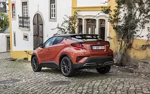   Toyota C-HR Hybrid (Orange) - 2019