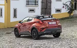   Toyota C-HR Hybrid (Orange) - 2019