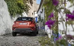   Toyota C-HR Hybrid (Orange) - 2019