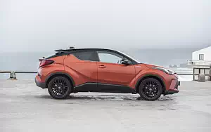   Toyota C-HR Hybrid (Orange) - 2019