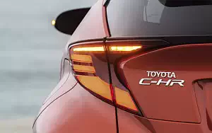   Toyota C-HR Hybrid (Orange) - 2019