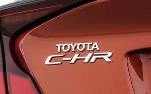   Toyota C-HR Hybrid (Orange) - 2019