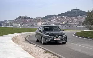   Toyota Camry Hybrid - 2019