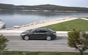   Toyota Camry Hybrid - 2019