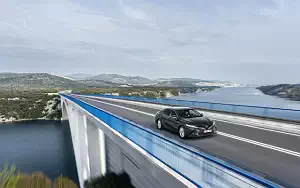   Toyota Camry Hybrid - 2019