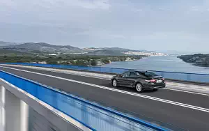   Toyota Camry Hybrid - 2019