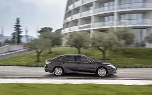   Toyota Camry Hybrid - 2019