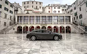   Toyota Camry Hybrid - 2019