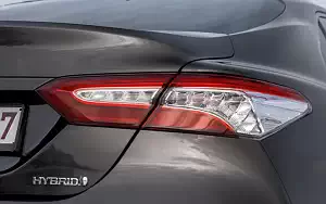   Toyota Camry Hybrid - 2019