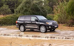   Toyota Land Cruiser 200 - 2012