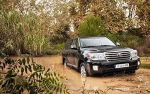   Toyota Land Cruiser 200 - 2012