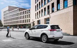   Toyota RAV4 Hybrid - 2016